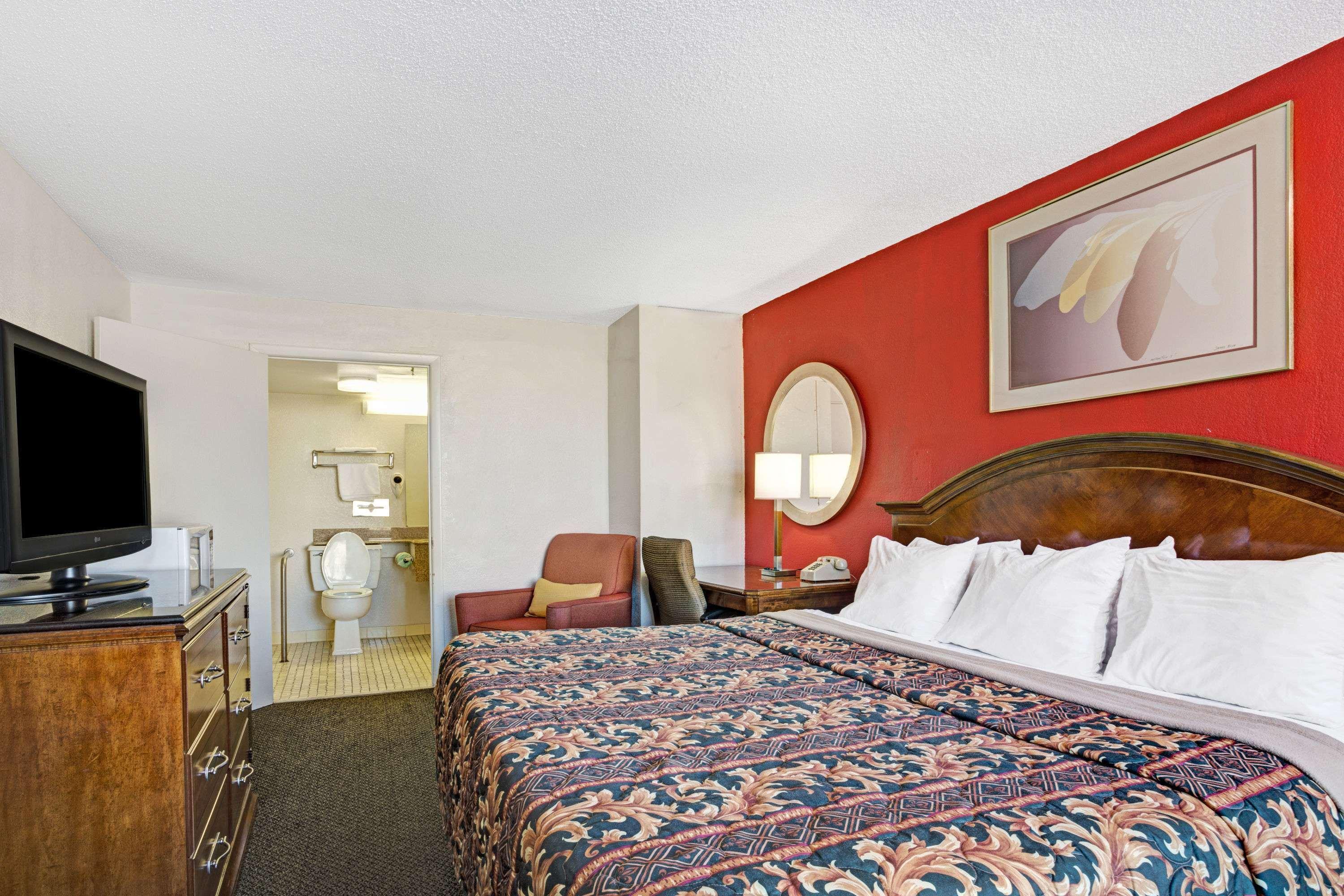 Days Inn By Wyndham Norfolk Military Circle Exterior foto