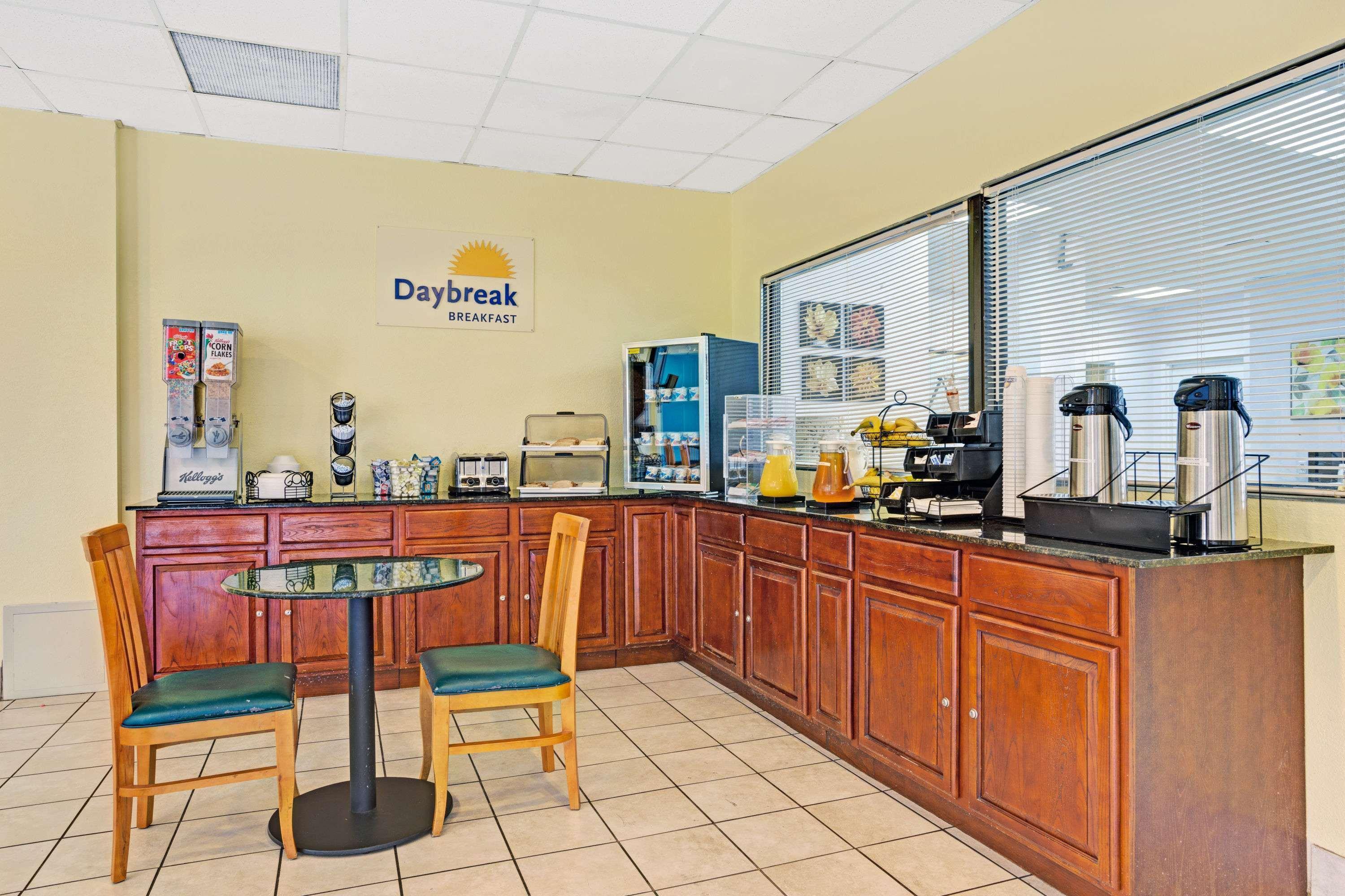 Days Inn By Wyndham Norfolk Military Circle Exterior foto